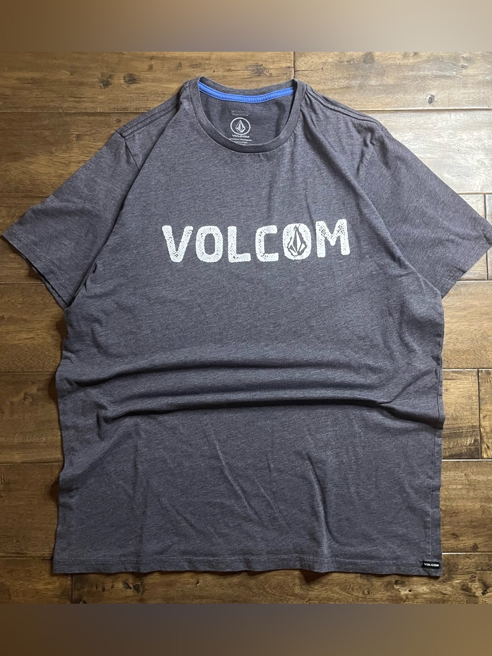 Men’s Volcom Surfwear Spelled out T shirt #surfwear #surf #volcom